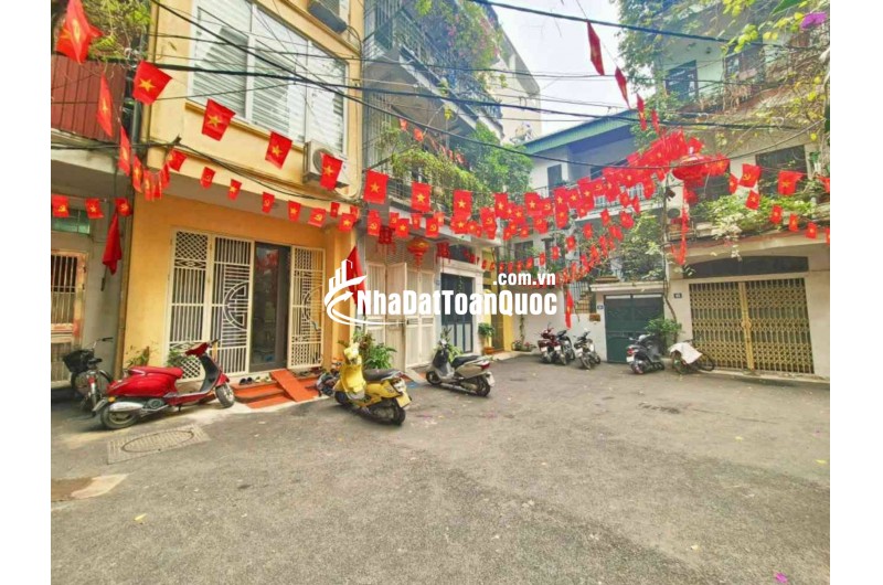 CHỈ  HƠN 8 TỶ - HOÀNG HOA THÁM TÂY HỒ - 35M- Ô TÔ GẦN NHÀ - NHÀ ĐẸP CHỈ XÁCH VA LY VÀO Ở  NGAY